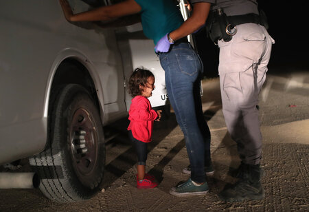 "Girl crying on the Border" de John Moore (…)